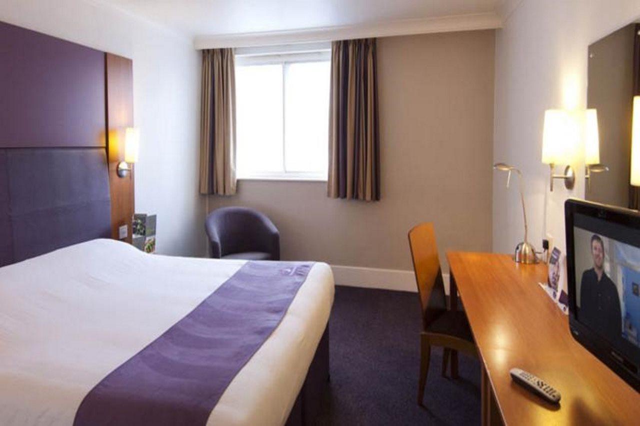 Premier Inn Manchester West Didsbury Extérieur photo